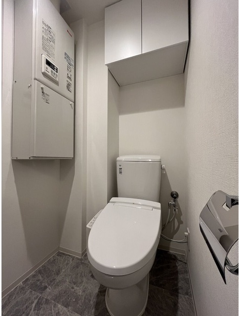 トイレ　便利な上部棚付き♪