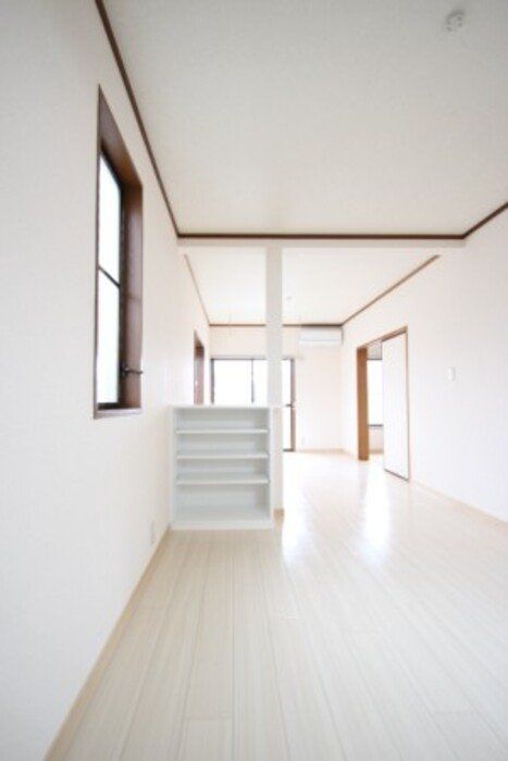 居室・リビング　出窓付きで明るいリビング