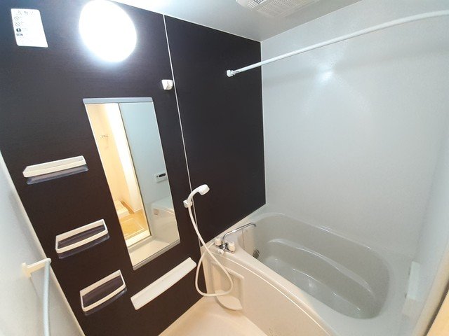 バス・シャワールーム　浴室乾燥機付き、追い焚き機能浴室です。