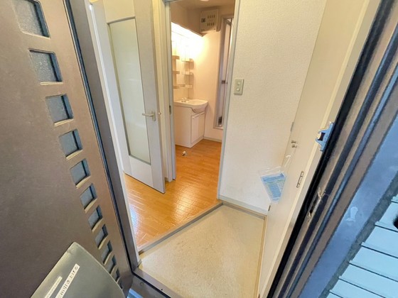 玄関　※写真は別号室です。