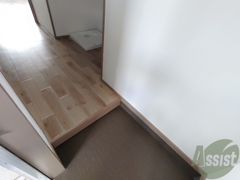 玄関　玄関からの様子です。綺麗なフローリングが広がっています。