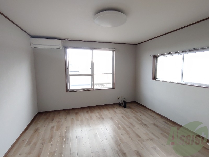 居室・リビング　広くきれいなリビングは明るい光も良く差します。