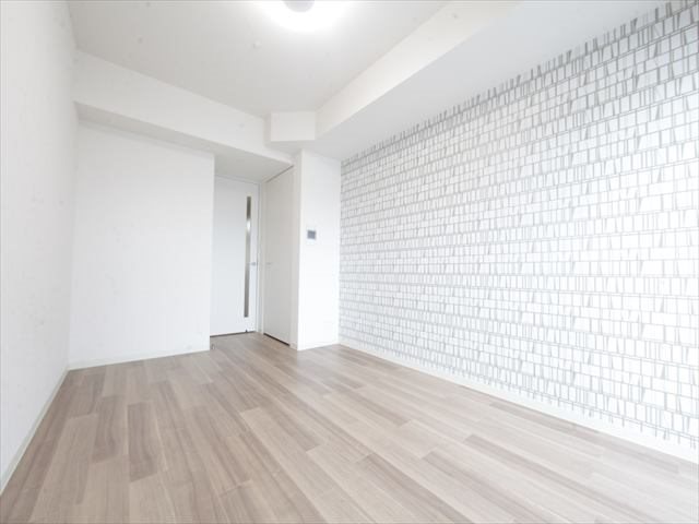 居室・リビング　洋室7.3帖　エアコン付　収納充実　バルコニーに面しています