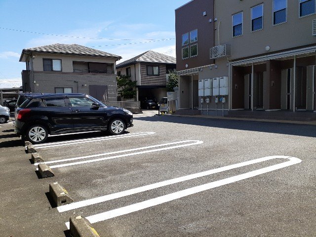 駐車場　駐車場があるので、車を買う予定の方も安心です