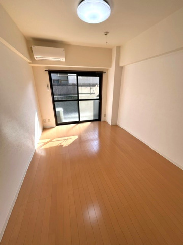 居室・リビング　※他号室の写真です