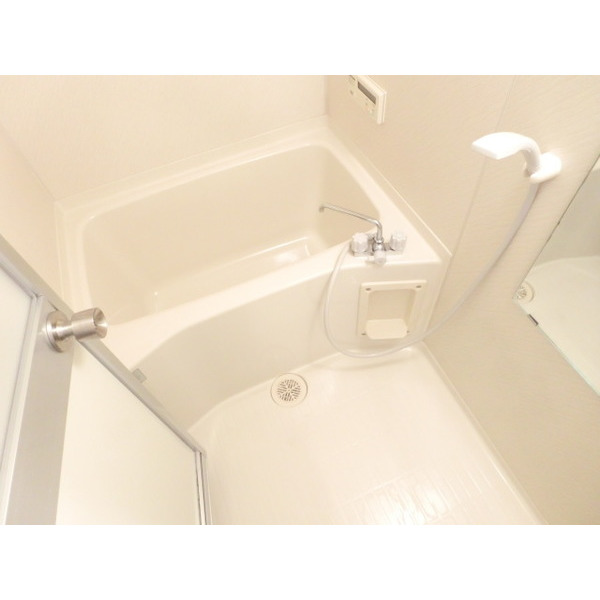 バス・シャワールーム　ミラー付きバスルーム