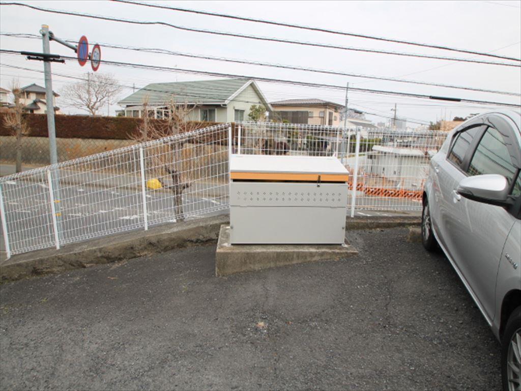 エントランス　敷地内ゴミ集積場ございます！