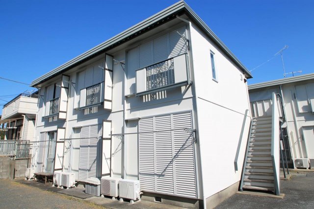 建物外観　日当たり良好！窓にはシャッターも付いてます！