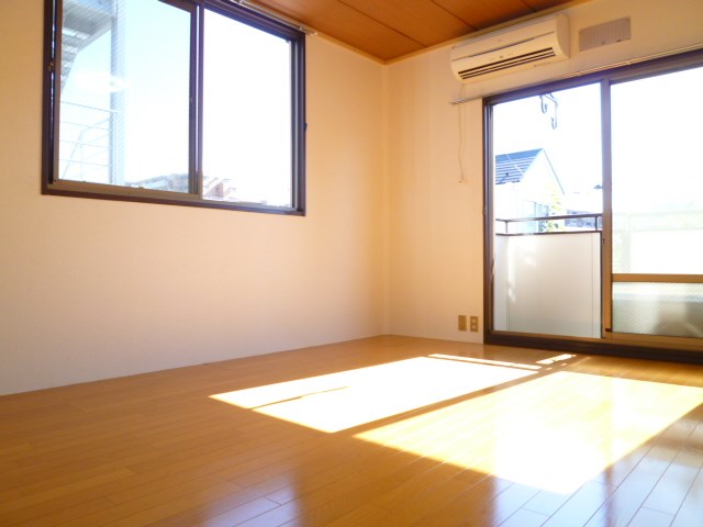 居室・リビング　６帖の洋室は２面採光でとても明るいお部屋です。エアコン付き♪