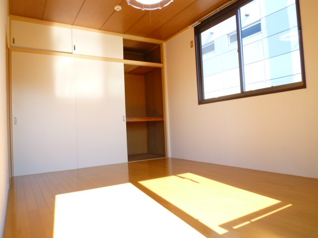 収納　洋室６帖の収納は天井まであるので、物がたくさん入ります♪