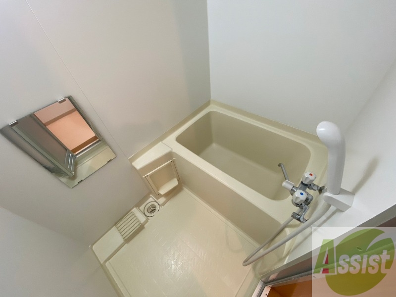 バス・シャワールーム　バスルームは狭すぎず、シャワーも浴びやすそうです。