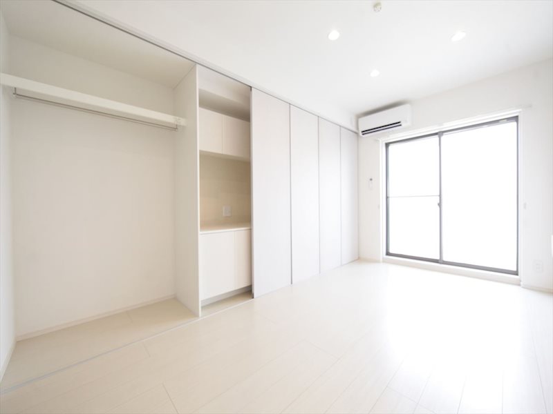 その他部屋・スペース　洋室7.5帖　収納充実　バルコニーに面しています