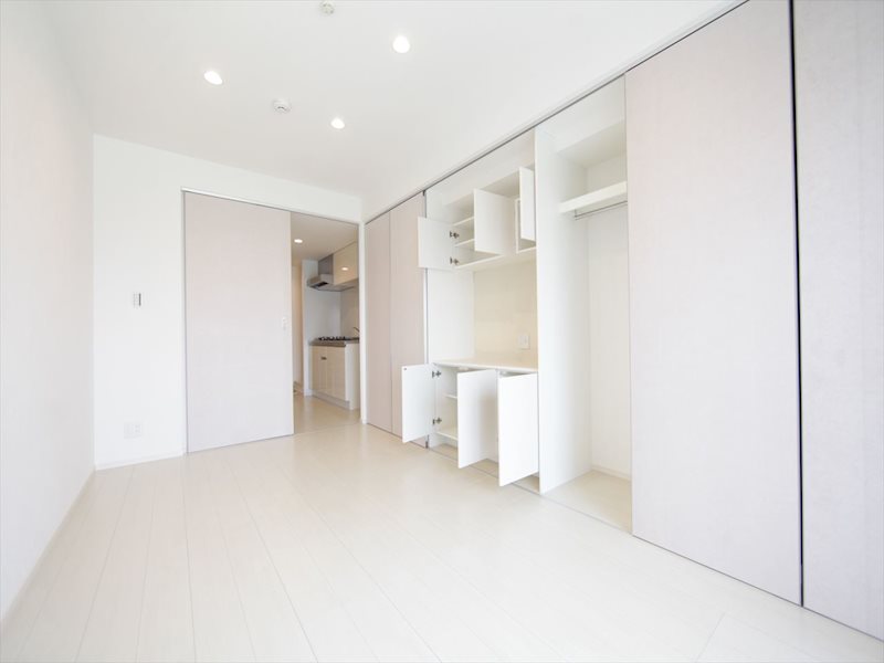 居室・リビング　洋室7.5帖　エアコン完備　収納スペース充実しています