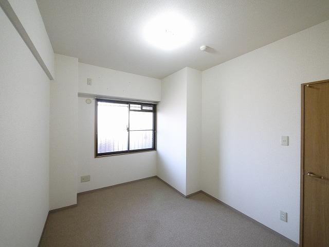 居室・リビング　落ち着いた色調の洋室です