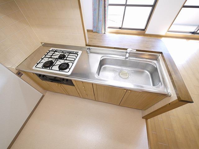 キッチン　３口コンロのシステムキッチンです
