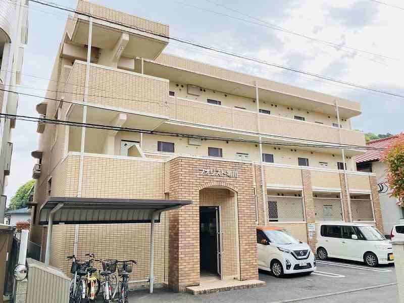 建物外観　建物の表側と裏側に駐輪場がございます。