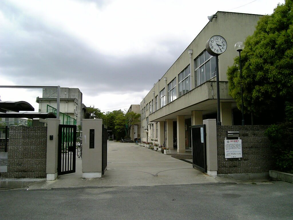 中学校　八尾市立大正中学校（中学校）まで775m