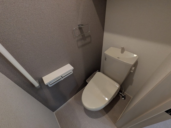 トイレ　温水シャワー付きトイレです