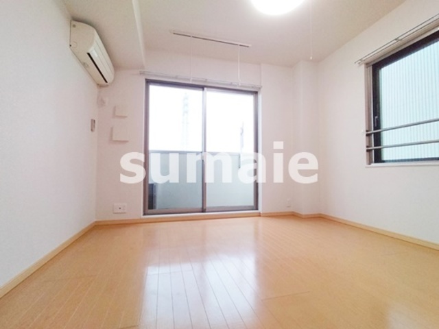 居室・リビング　2面採光で風通しの良いリビング☆