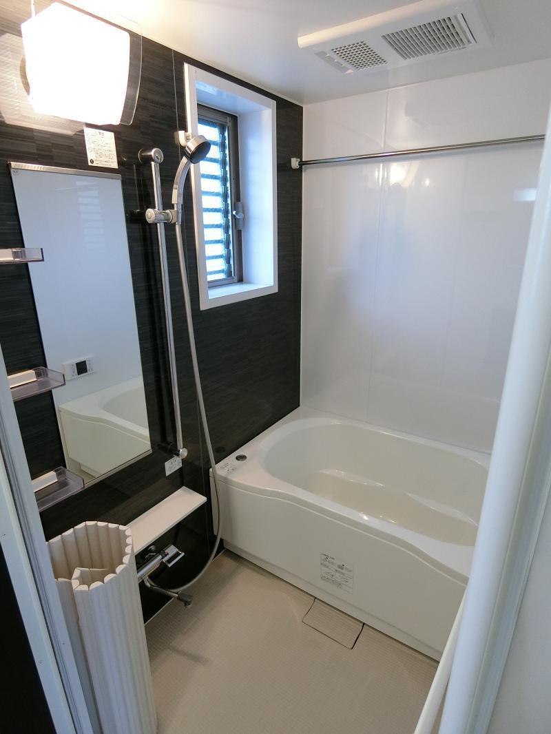 バス・シャワールーム　追い焚き機能・浴室乾燥機・小窓付き