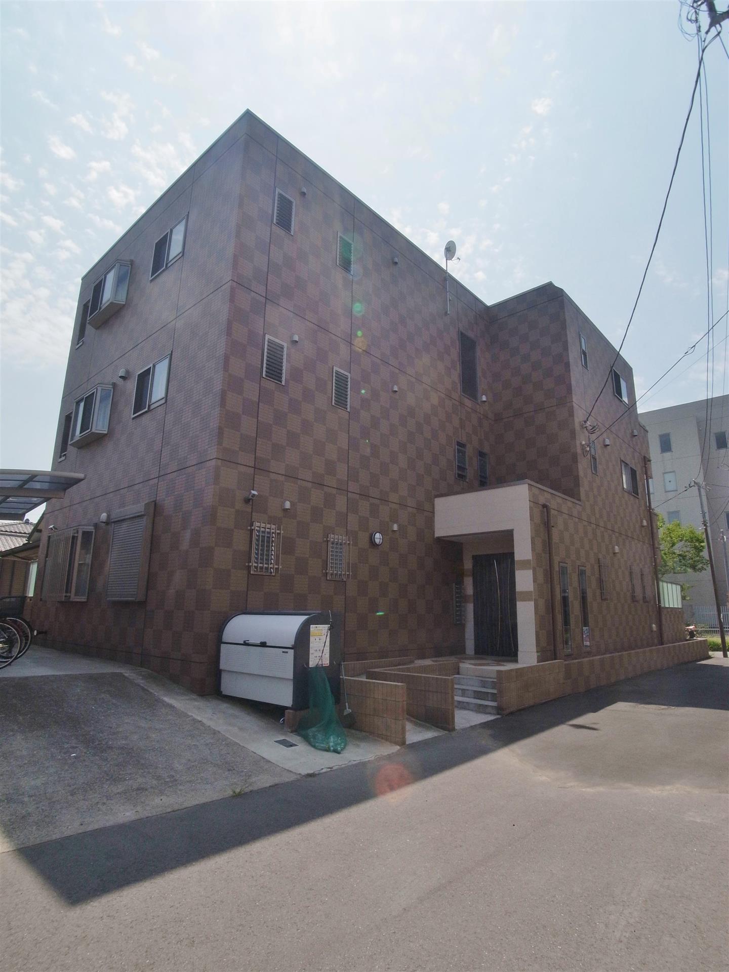 建物外観　全室角部屋タイプ・オートロック付き・屋内共用階段