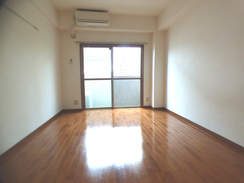 居室・リビング　広めの洋室8.2帖