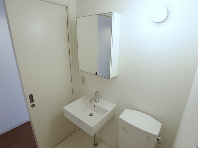 洗面設備　お洒落な独立洗面台のお部屋です