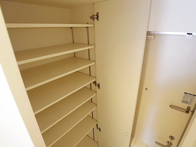 玄関　天井高の有るシューズＢＯＸ