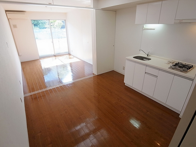 居室・リビング　扉を開け放ちで非常に広々としたお部屋になります