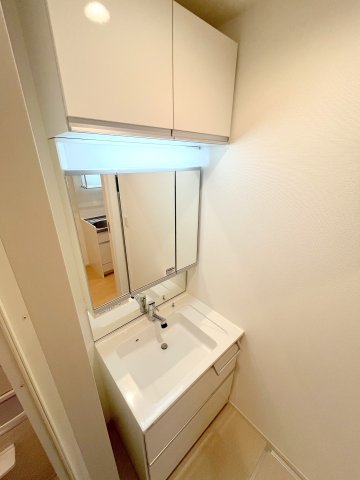 洗面設備　★三面鏡裏が収納になっている独立洗面台★