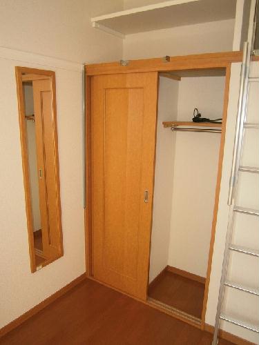 収納　クローゼットの上部にも収納がついています