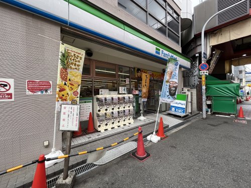 コンビニ　ファミリーマート（コンビニ）まで130m