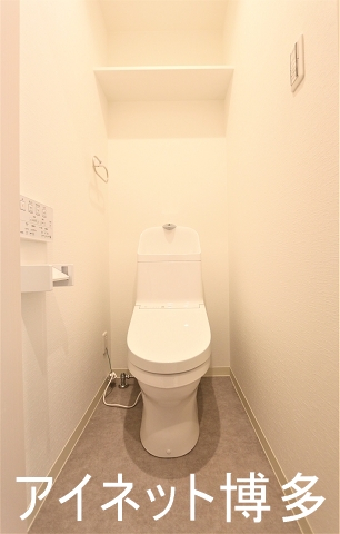 トイレ　収納棚があり清潔感のあるトイレです