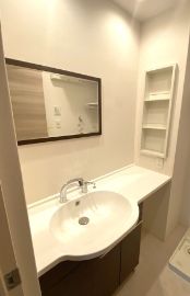 洗面設備　独立洗面台、小物を置くことができて便利です