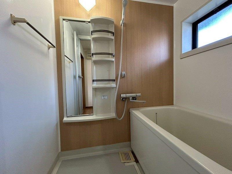 バス・シャワールーム　窓付きで換気しやすい浴室。清潔に使いやすい空間です