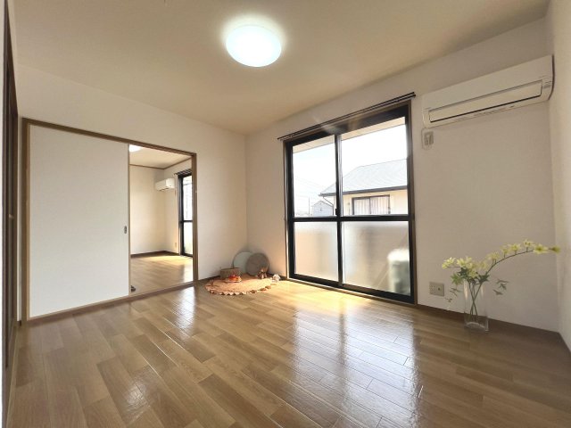 その他　南向きで明るい洋室。家具配置もしやすい、使い勝手の良いお部屋