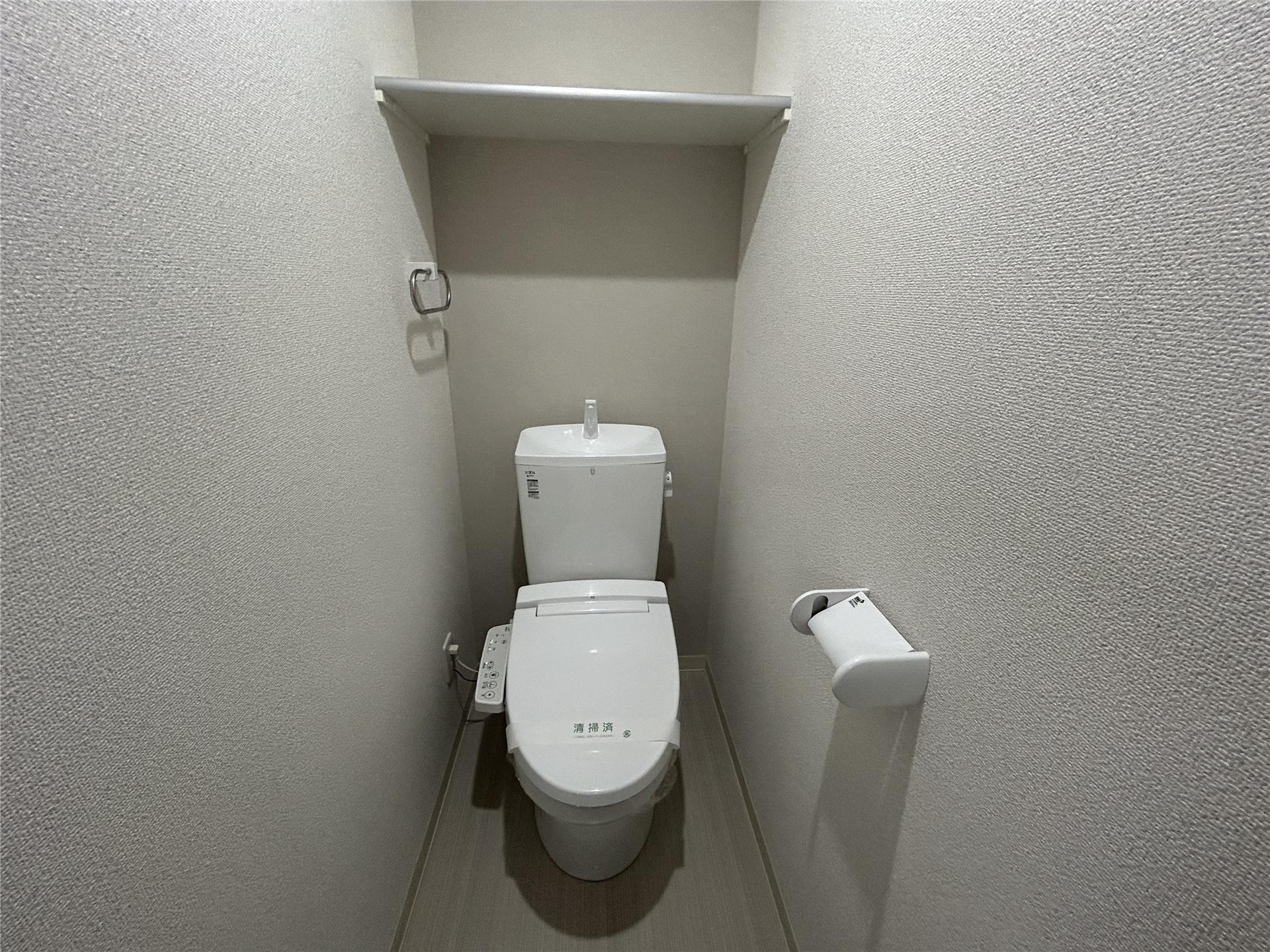 トイレ　棚付き・ウォシュレット付のトイレです