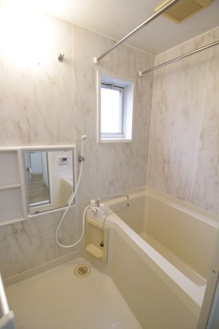 バス・シャワールーム　※同タイプの間取りの別号室参考写真です。現況優先となります。