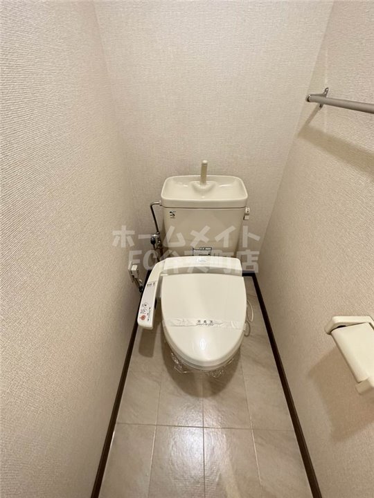 トイレ　落ち着いた色調のトイレです