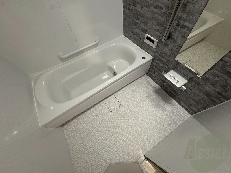 バス・シャワールーム　お風呂です。広々したバスでゆっくりくつろげます。