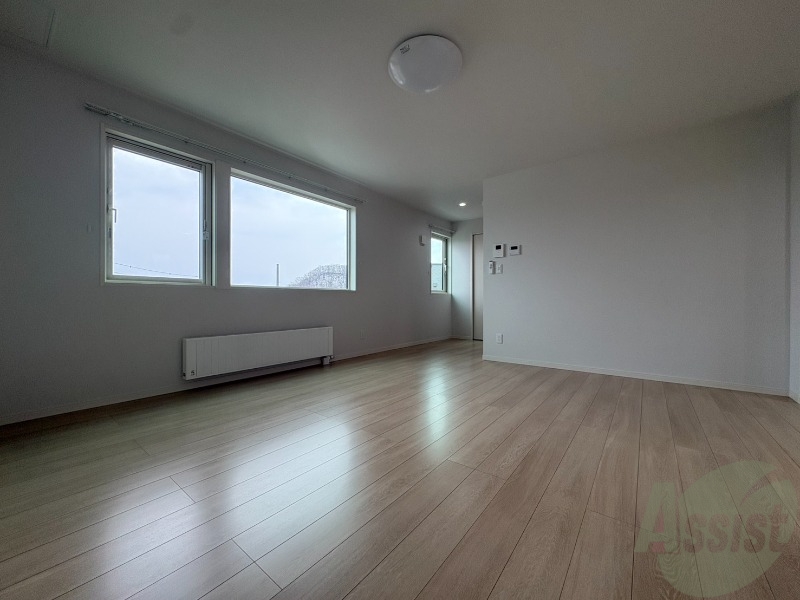 居室・リビング　広々としたリビングですね。使い勝手がよさそうですね！