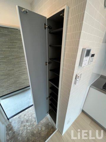 玄関　同シリーズ物件のモデルルームになります※現況優先