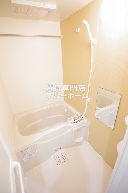 バス・シャワールーム　浴室乾燥機付きのお風呂！