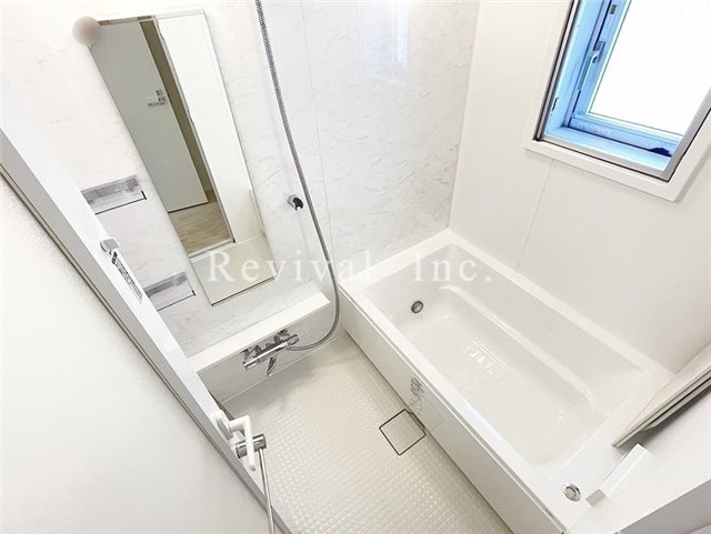 バス・シャワールーム　追い焚き・浴室乾燥完備でございます