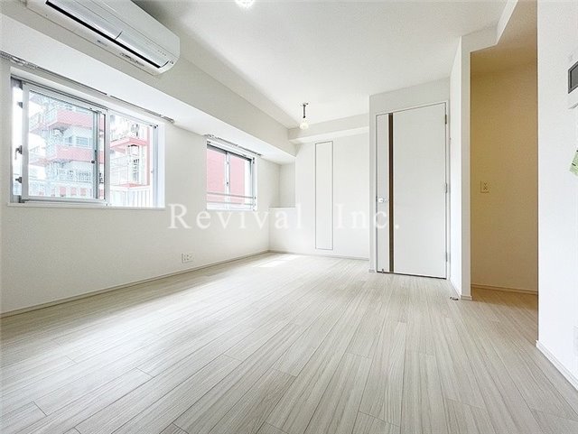 居室・リビング　明るいリビングでございます