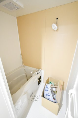 バス・シャワールーム　浴室乾燥付きなので梅雨時や洗濯物が多くても安心です。