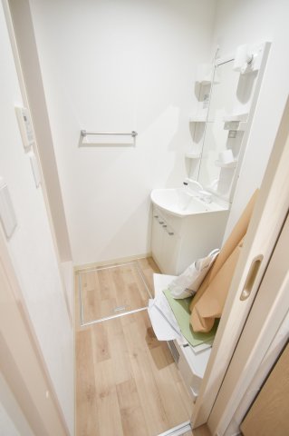 洗面設備　脱衣所には独立洗面台に洗濯機置き場もあります