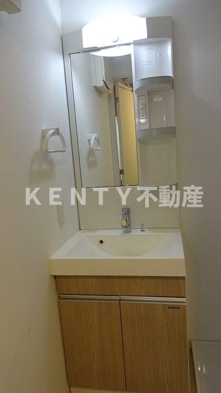 洗面設備　ゆったりとスペースのある洗面所