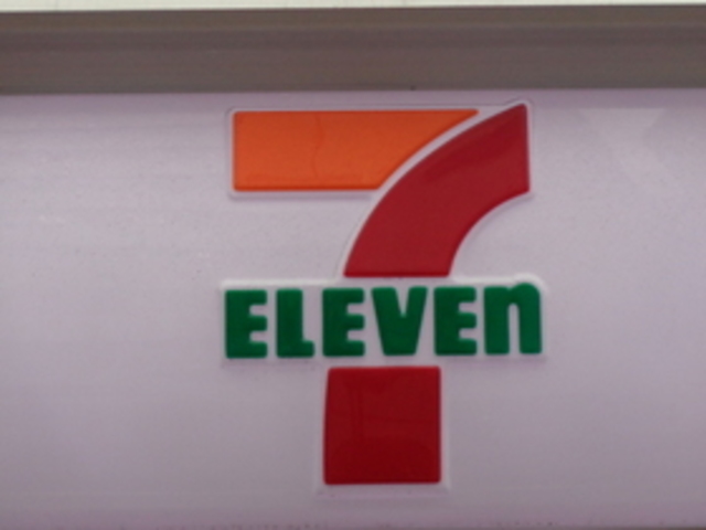 コンビニ　セブンイレブン板橋西台店（コンビニ）まで211m