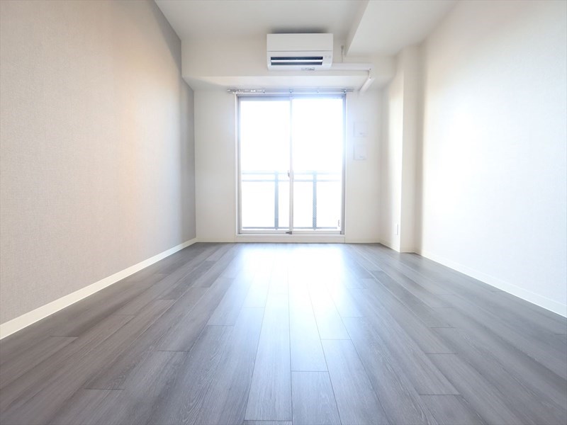 居室・リビング　洋室8.6帖　エアコン完備　バルコニー